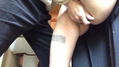 Πιτσιλιά στην τουαλέτα του σχολείου, ένας πραγματικός αφρώδης οργασμός - ο δάσκαλός μου έκανε ό,τι καλύτερο μπορούσε